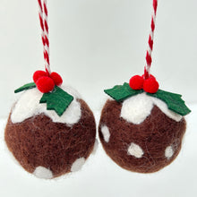 Load image into Gallery viewer, Wool Christmas Pudding Bauble Set