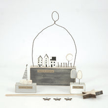 Load image into Gallery viewer, Wood &amp; Wire Scene &#39;Family is everything&#39;
