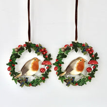 Load image into Gallery viewer, Fretwork Wooden Wreath Robin Set
